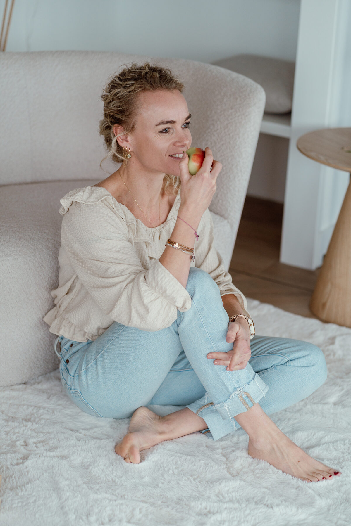 Marieke eet ontspannen een appel